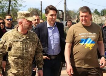 Pa jelek antiplumb/ Kryeministri kanadez mbërrin në Ukrainë, viziton Irpinin e bombarduar dhe të kontrolluar nga forcat ruse