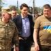 Pa jelek antiplumb/ Kryeministri kanadez mbërrin në Ukrainë, viziton Irpinin e bombarduar dhe të kontrolluar nga forcat ruse