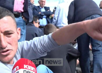 Bllokimi i rrugës së rinasit, protestuesi: Kemi duruar lloj-lloj deputetësh, nesër mund të nxjerr edhe fëmijët…