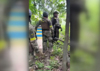 “President, ne jemi këtu”/ Ukrainasit mbërrijnë në kufi me Rusinë, mesazh Zelenskit