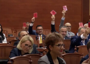 Berisha kërkoi miratimin e një rezolute për dënimin e masakrës së Srebrenicës, maxhoranca e rrëzon me 51 vota kundër!