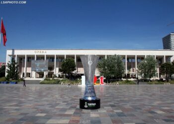 Finalja e 25 Majit/ Trofeu i ‘Conference League’ mbërrin në Tiranë! (FOTO)