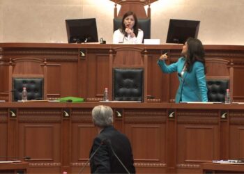 Palokën “e lëshojnë nervat” në Kuvend: Budallaqe…legena/ Felaj: Kërkoni ndjesë ose largohuni