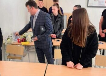 Ndërroi jetë në aksidentin / Banka e Armando Pacanit mbushet me lule nga shokët e mësuesit (FOTO)