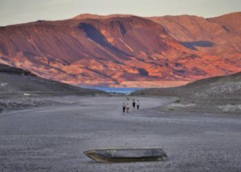 FOTOT/ Tharja e liqenit “nxjerr në shesh” të vrarët e Mafias: Largimi i ujit zbuloi trupat e ‘fshehur’ prej dekadash