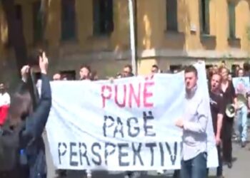 Marshimi për “1 Majin” në Tiranë/ Protestuesit para kryeministrisë: Të rriten pagat, qeveria të marrë masa shtesë për krizën