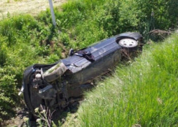 Aksident në aksin rrugor Laç-Mamurras/ Përmbyset makina, 2 të plagosur rëndë dërgohen me urgjencë në Tiranë