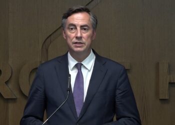 “BE qëndron përkrah Shqipërinë”/ Mcallister: Tirana po vë në zbatim reforma thelbësore