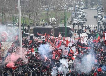 E dielë drithërimash, tifozët e Milanit ‘pushtojnë’ stadiumin e Sassuolo-s/ Pioli mesazh tifozëve: Të parët me meritë
