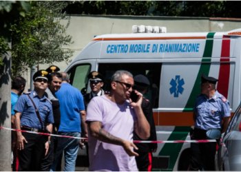 Tragjike/ Burri ther me thikë gruan dhe plagos vajzën 13 vjeçe. E mitura u fut mes prindërve që bënin sherr