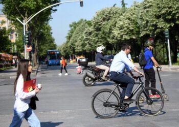 FOTO/ Veliaj ‘kapet’ mat nga paparazzi rrugëve të Tiranës me biçikletë