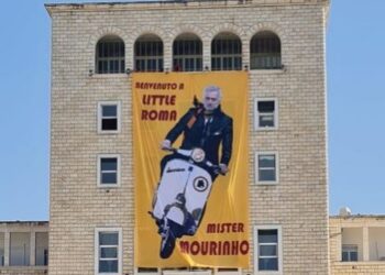 FOTO/ Shpaloset posteri i madh për teknikun e Romës: Mourinho, mirë se erdhe në Romën e vogël