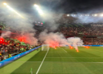 VIDEO: Biletat sjellin kaos! Sherr masiv brenda stadiumit, përplasje mes tifozëve