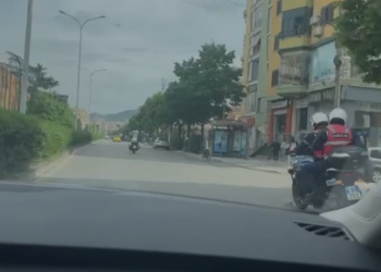 VIDEO/ Policia ndjek si në filma shoferin që aksidentoi çiftin dhe fëmijën e tyre. 39-vjeçari shkelës sistematik i rregullave të qarkullimit