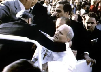 FOTOT/ I qëlluar 4 herë me armë, Papa Gjon Pali II kreu më pas aktin e pabesueshëm të faljes së vrasësit
