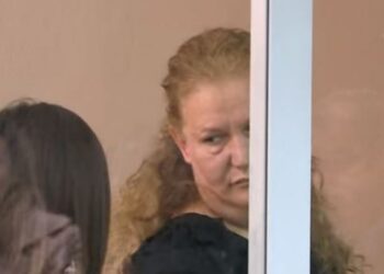 EMRI/ Parukierja në Tiranë u kap me 18 qese drogë brenda dyqanit: Ishin të shokut të djalit, ai vinte dhe…