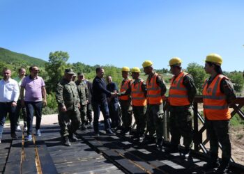 Të hënën aksion për pastrimin e bregdetit/ Ndërtohet ura “bailey” në fshatin Zall Torë, Peleshi: Do t’i shërbejë banorëve të 5 fshatrave