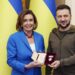 Takimi historik i Zelenskyt me zyrtaren e SHBA: Çfarë fshihet pas medaljes që presidenti i dha Pelosit?