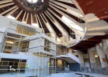 FOTOT/ Rikonstruksioni i Piramidës, ja si është shndërruar objekti simbol i Tiranës. “Këmbana e Paqes” do rikthehet sërish si kujtesë e trazirave të 97’