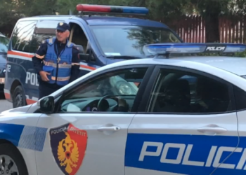 Gruaja dhunon nusen e djalin/ Policia kontroll në oborrin e banesës, pranga 63-vjeçarit, i gjendet kokainë