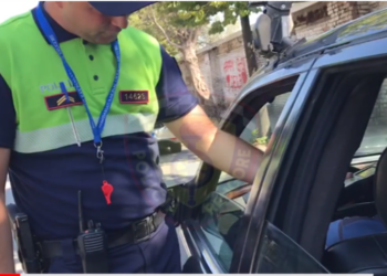 Dhunuan dhe bënë për spital policin rrugor, në pranga 1 person, në kërkim dy të tjerë