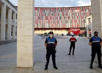 Policët italianë e holandezë ‘zbarkojnë’ në Tiranë: Blindohet vendi në 25 Maj, Laska tregon masat