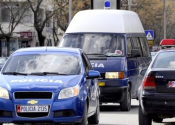 Aksident në aksin Balldre-Lezhë/ Dy automjete përplasen, kurse një nga shoferët dhe pasagjerja përfundojnë në spital