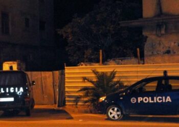 Policia i vendos prangat 17-vjeçarit, qëlloi me pistoletë të miturin në Pukë (EMRI)