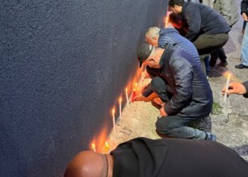 “Stop vrasjes në komisariate”/ Qytetarët ndezin qirinj. Protesta organizohet nga Komisioni i Rithemelimit
