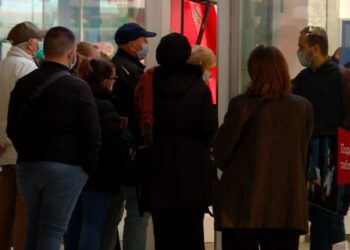 “S’janë gjëkundi me shërbimet online”/ Përse ka radhë në banka edhe pas ankesës së Ramës