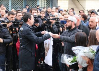 ‘O mashtrues, ma kthe bluzën e gjakosur’! Ish-aktivisti i VV i kthehet Kurtit pas darkës me Vuçiç
