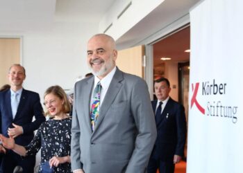FOTO/ Rama vizitë zyrtare në Berlin, bashkëbisedim me politikanët në Bundestag