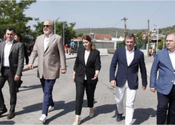 VIDEO/ Rama në Pediatrinë e Elbasanit, batuta me mjekët: Erdhi qershori, ju rrisim rrogën