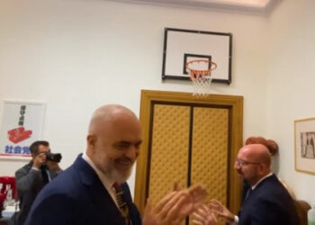 VIDEO/ “Këtu ndodh gjithçka? Jam xheloz”! Rama publikon pamjet kur i tregon zyrën Michel. Nga koshi i basketbollit tek libri dhuratë për zyrtarin e BE: Linkolm…!
