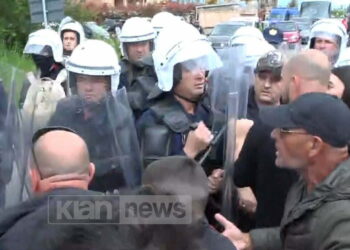 Tension mes policisë dhe banorëve të Rinasit: Ikni ore në Ukrainë, bëni trimin me ne ju