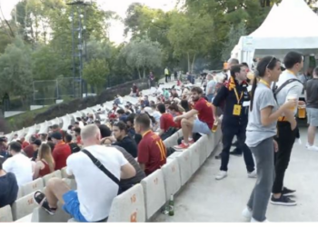 Romanët entuziastë/ Festë te Liqeni Artificial, tifozëve të Romës u bashkohen edhe qytetarët e Tiranës
