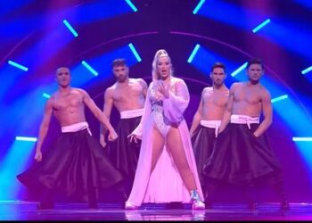 Ronela Hajati “djeg” skenën e Eurovisionit, çel festivalin europian me këngën “Sekret”
