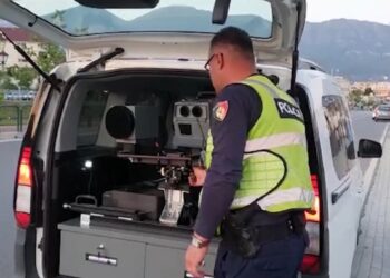 Me shpejtësi 132 km/h në rrugët e Tiranës, policia pezullon 185 patenta