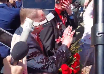 VIDEO/ “Përgjaket” ambasadori rus nga protestuesit, përkrahësit e Ukrainës e qëllojnë me…!