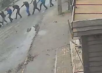 VIDEO/ Me duar e sy të lidhur, rusët ekzekutojnë mizorisht ushtarët ukrainas të zënë rob