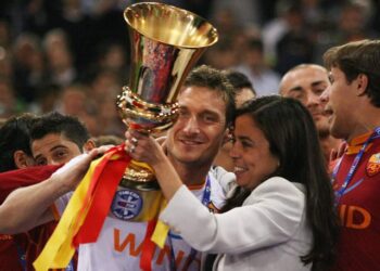 Nga ish-presidentja Sensi që fitoi trofeun e fundit tek Totti dhe De Rossi/ VIP-at e Romës në “Air Albania”