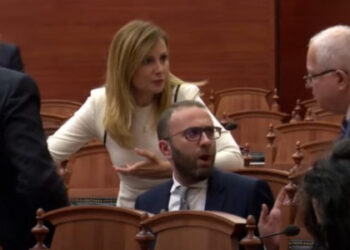 VIDEO/ “Dil jashtë po ta mbajti”, Sherr mes Bardhit e Spahos në Kuvend. Ndërhyn Braçe: Turp, ç’bëni