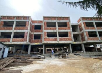 Veliaj inspekton punimet në shkollën ‘17 Shkurti’ në Qesarakë: Gati për vitin e ardhshëm shkollor, do të presë 600 nxënës