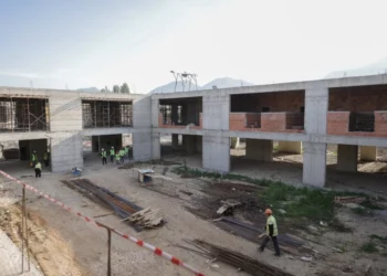 Veliaj-familjeve: Nënshkruani kontratat me Bashkinë, që të merrni shtëpitë në lagjen 5 Maji