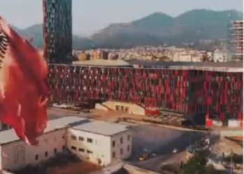 ‘Mirësevini në Tiranë’/ Nga “Pazari i ri” te “Air Albania”, UEFA publikon VIDEO të kryeqytetit në prag të finales së Conference League