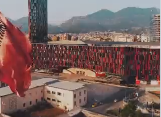 'Mirësevini në Tiranë'/ Nga “Pazari i ri” te “Air Albania”, UEFA publikon VIDEO të kryeqytetit në prag të finales së Conference League