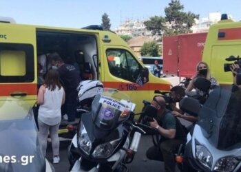 VIDEO/ E rëndë në Greqi: Pallati i zyrave të “SYRIZA”-s në opozitë përfshihet nga flakët, 7 persona të asfiksuar