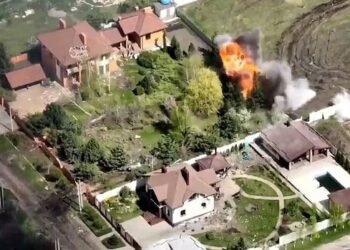 VIDEO/ Ja si tanket ruse fshihen me shpejtësi në oborret e shtëpive ukrainase, por nuk i shpëtojnë dot sulmit