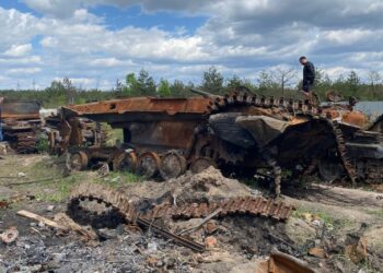FOTO/ Varreza e tankeve ruse kthehet në atraksion turistik, ukrainasit shijojnë “fitoren” me selfie pranë automjeteve të shkatërruara