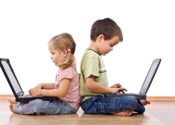 Teknologjia “pushton” fëmijët / Mësojnë më shpejt anglishten, por kanë probleme me shqipen
